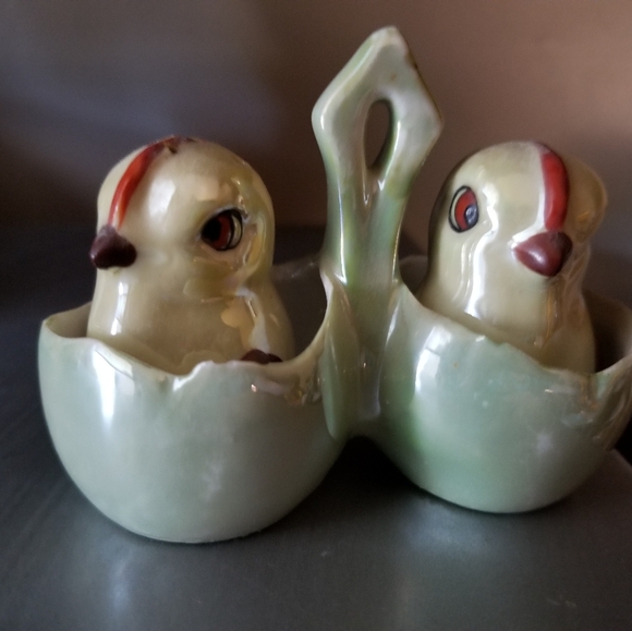 Lusterware hatching chicks salt & pepper with egg shell holder - Picture 1 of 1